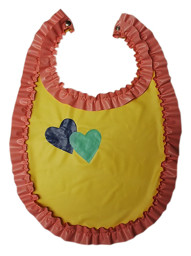 Latex-Rüschenlätzchen mit aufgeklebten Zierherzen  Latex-Rüschenlätzchen mit aufgeklebten Zierherzen